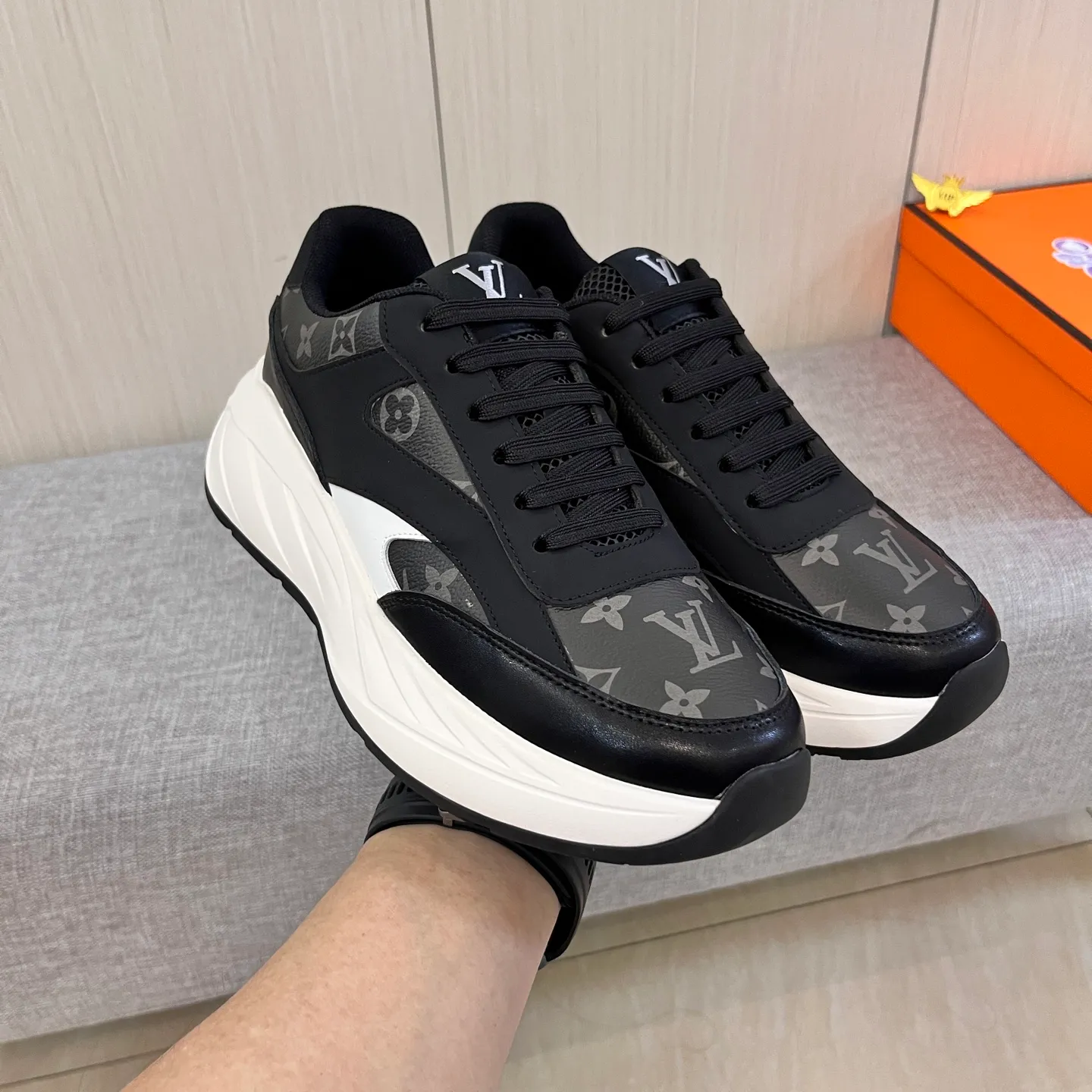 🚘🚘Factory batch 460 men's shoes💰[LV]🔥 Louis Vuitton, high-end men's shoes brand, official website 1:1 latest masterpiece: the upper is made of Italian imported first-layer cowhide with a comfortable and breathable lining➕original non-slip and wear-resistant outsole🔥, making walking more convenient and comfortable! An exclusive new model, a stunning work, a beautiful 1:1 replica [color] compared to the official quality! Create a fashionable personality to set off your uniqueness! A must-have for trendy men! Classic 🔥Size: 38-44 Color: 🔥 2⃣️colors available🔥.
